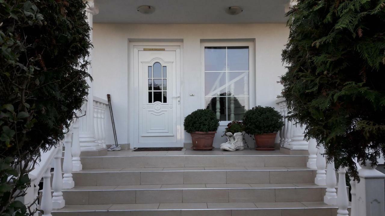 Ferienwohnung Leon's Silberwald Strasshof an der Nordbahn Exterior foto