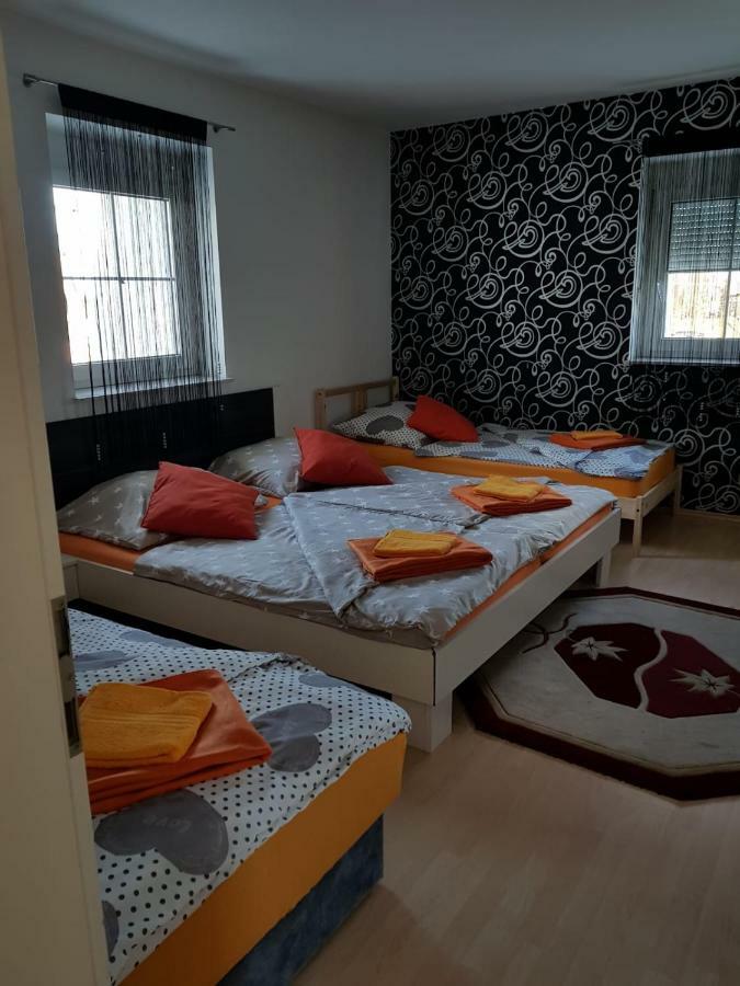 Ferienwohnung Leon's Silberwald Strasshof an der Nordbahn Exterior foto